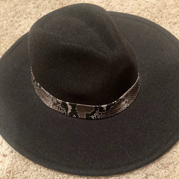 BLACK HAT - Picture 2 of 3